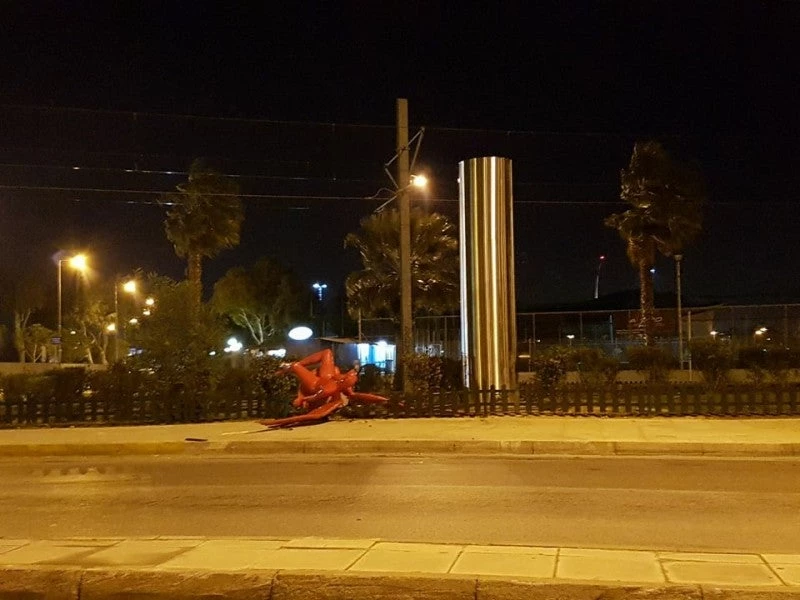 Σε λίγο θα μας πιάσουν τα κλάματα με το…. δράμα σου! Ξεσπά ο δημιουργός του γλυπτού στο Π. Φάληρο: «Θλιβερή και επικίνδυνη ενέργεια»